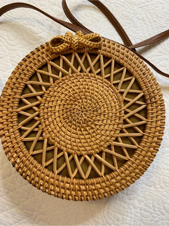 Versona Handbags - Versona Starburst Round Handcrafted Rattan Crossbody Bag with Bow Shaped Clasp